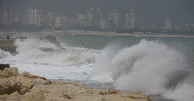 Mersin’de fırtına dev dalgalar oluşturdu