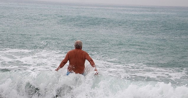 Deniz keyfini turuncu alarm bile bozamadı!