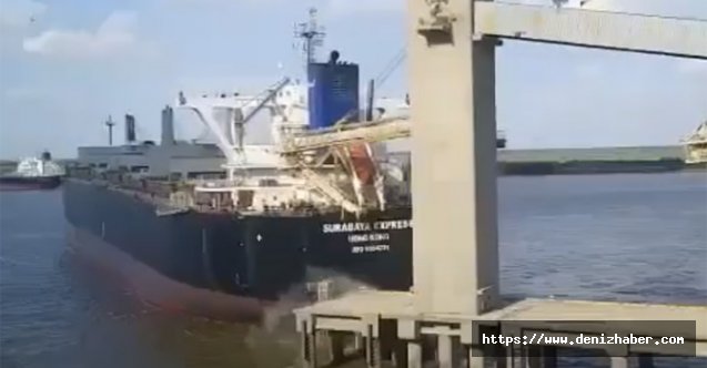 Kuru yük gemisi iskeleye çarptı! (Video)