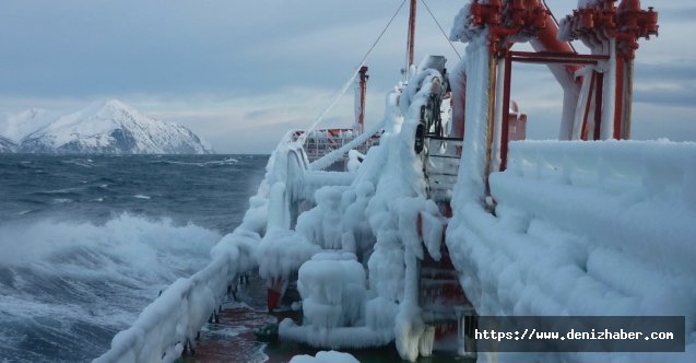 Kuzey Pasifik&#039;te bir gemi tamamen buz tuttu! (Video)