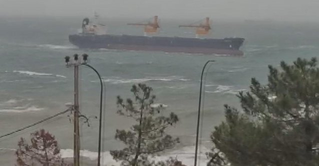 Riva açıklarında 190 metrelik &quot;Petra Star&quot; adlı gemi  karaya oturdu...