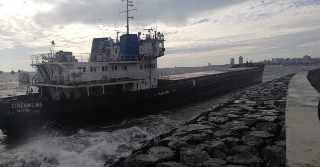 Hacizli gemi Zeytinburnu&#039;nda demir tarayarak sürüklendi!	(Video)