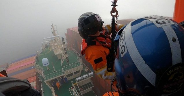 Konteyner gemisinin yaralı mürettebatı helikopterle kurtarıldı! (Video)