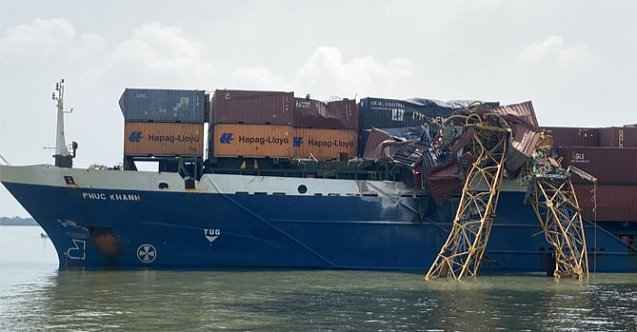 Kontrolünü kaybederek sürüklenen gemi vince çarptı! (Video)