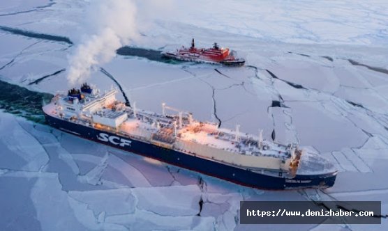 Tarihte ilk kez kışın Kuzey Buz Denizi&#039;nden gemi geçti