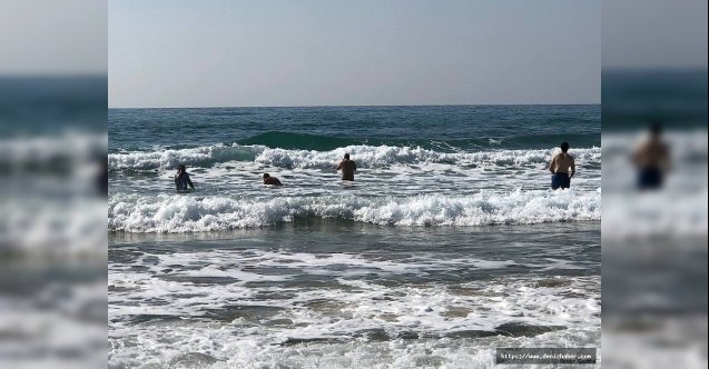 Turistlerin rüzgar ve dalgalara rağmen deniz keyfi!