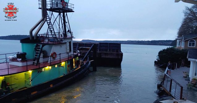 ABD&#039;de römorkörün kaptanı uyudu, çektiği mavna limandaki evlere çarptı! (Video)