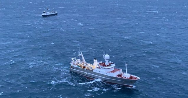 Fırtınada arızalanan feribot yedekte çekildi! (Video)