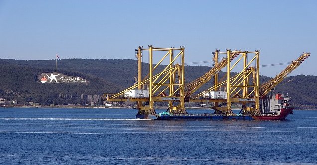 Liman vinci taşıyan gemi Çanakkale Boğazı'ndan geçerek Asyaport Limanı'na doğru yol aldı!