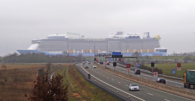 Meyer, yılın ilk devasa yolcu gemisini suya indirdi! (Video)