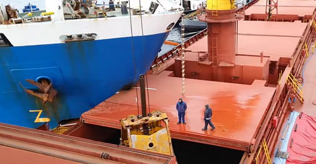 Yunanistan açıklarında çarpışan gemilere ait görüntüler: Temas halinde yük boşaltıldı!