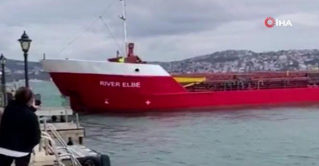 Boğazda arızalanan gemi yalılara çarpmaktan son anda kurtuldu! (Video)