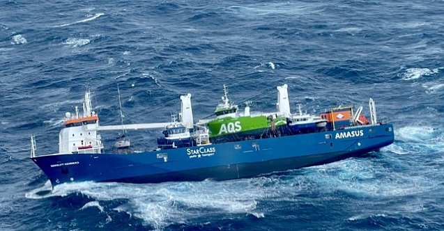 Yan yatarak sürüklenen gemide nefes kesen kurtarma operasyonu! (Video)