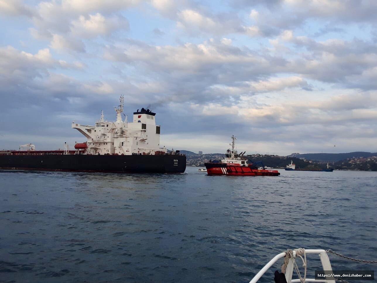 Boğazda arıza yapan RAVA adlı tanker, Ahırkapı Demiryeri&#039;ne götürülüyor.