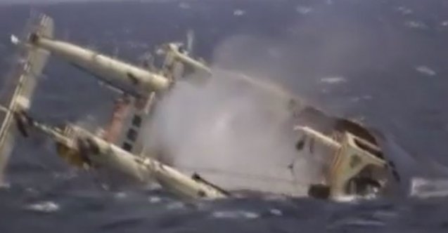 Sürüklenerek kaybolan geminin battığı anlar görüntülendi! (Video)