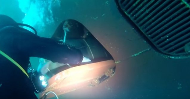 Yunan dalgıçlar geminin gövdesinden 47 kilo kokain çıkardı! (Video)