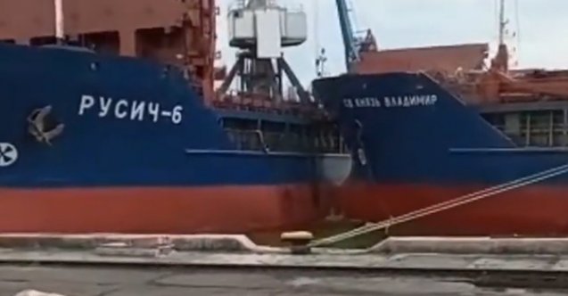 Limanda bekleyen diğer kargo gemisine bodoslama çarptı! (Video)