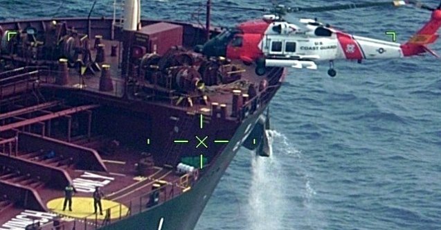 Seyir halindeki tankerde nefes kesen kurtarma operasyonu! (Video)