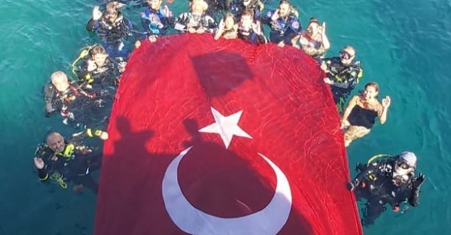 30 Ağustos&#039;u denizde dev Türk bayrağı açtarak kutladılar!