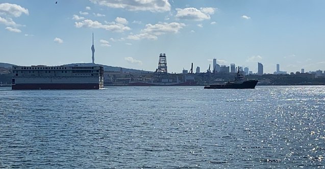 Kruvaziyer gemisinin dev parçası İstanbul Boğazı&#039;ndan geçti!