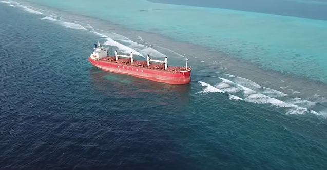 Maldivler'de karaya oturan geminin kaptanına suçlama! (Video)