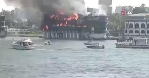 Nil Nehri kıyısında bir yolcu teknesi alevler içinde kaldı! (Video)