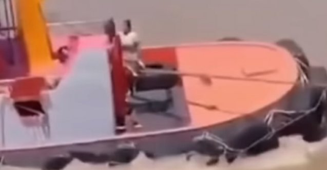 Bangkok&#039;ta mavna çeken römorkör alabora oldu: 2 kayıp! (Video)