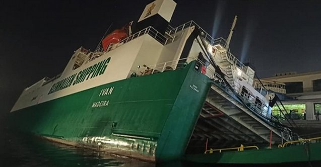 Cezayir&#039;de limanda demirli olan Ro-Ro gemisi yan yattı! (Video)