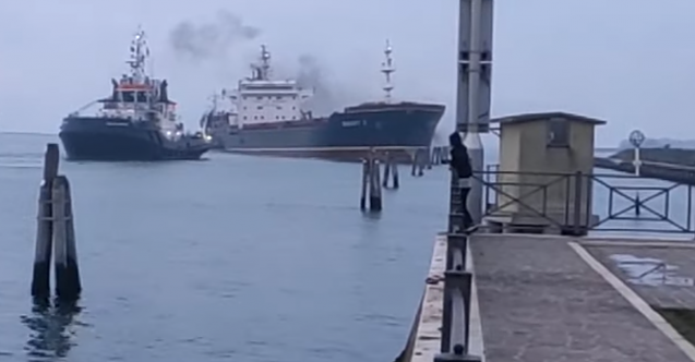 Türk sahipli gemi İtalya&#039;da kontrolden çıktı: Kazaya ramak kaldı! (Video)