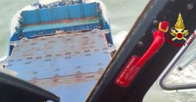 Yaralı mürettebat gemiden helikopterle tahliye edildi! (Video)