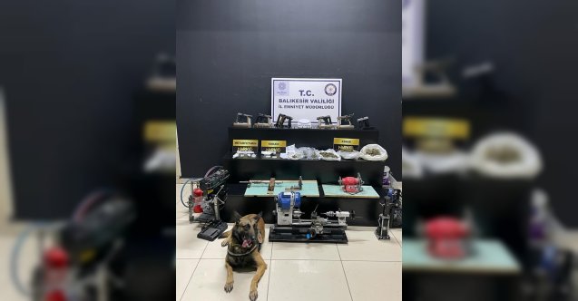 Edremit’te silah ve uyuşturucu operasyonu: Evden çıkanlar polisi bile şaşırttı