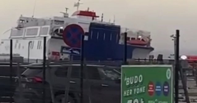 Bursa&#039;da feribot fırtınada beşik gibi sallandı! (Video)