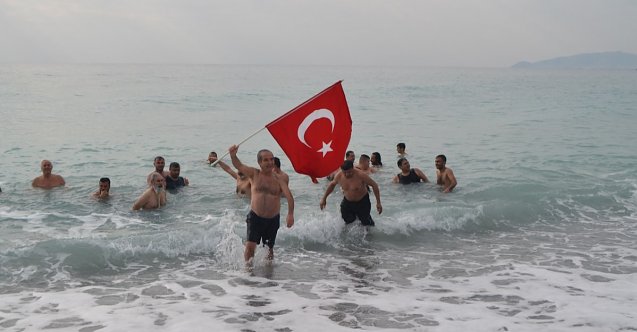 Mersin&#039;de yılın ilk günü denize girildi!