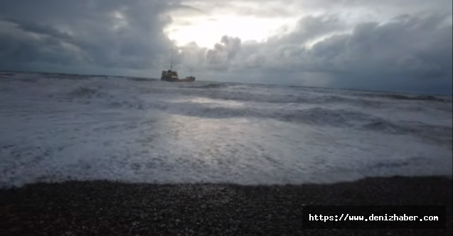 Rus bayraklı gemi Karadeniz&#039;de demir tarayarak karaya sürüklendi! (Video)