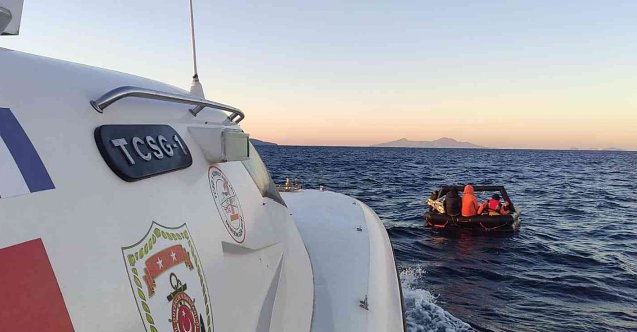 Türk karasularına itilen göçmenleri Sahil Güvenlik kurtardı!