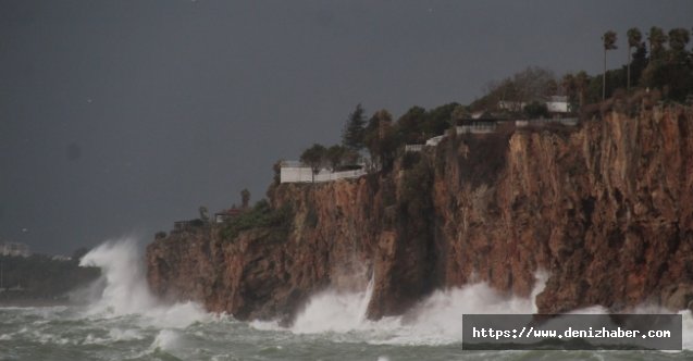 Dalgalar falezleri aştı, balıkçı teknesi battı!