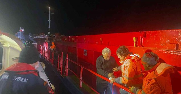 Yük gemisindeki yaralı mürettebatı Sahil Güvenlik tahliye etti