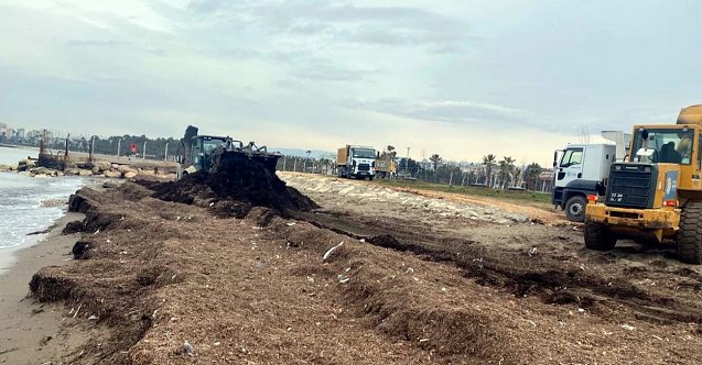 Millet Bahçesi sahiline vuran atıklar toplandı