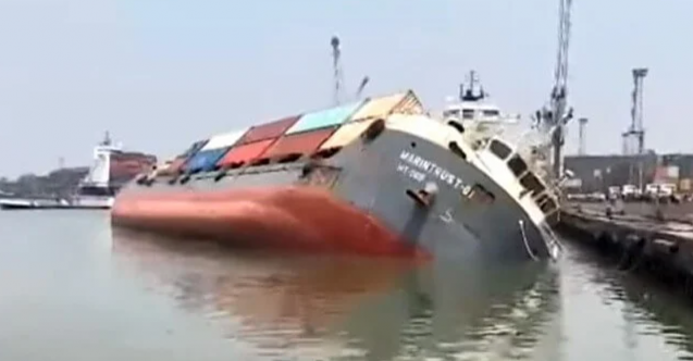 Stabilitesini kaybeden konteyner gemisi limanda alabora oldu! (Video)