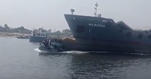 Yük gemisi tekneye çarptı: Feci olayda 5 kişi öldü! (Video)