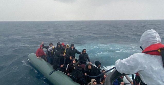 Yunanistan unsurlarınca geri itilen 77 düzensiz göçmen kurtarıldı