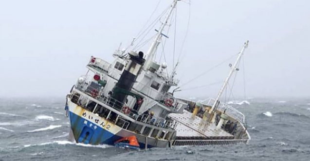 Japonya bayraklı yük gemisi alabora oldu, mürettebat böyle kurtarıldı (Video)
