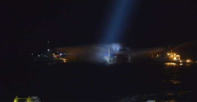 Konteyner gemisi Doğu Çin denizi alevlere teslim oldu (Video)