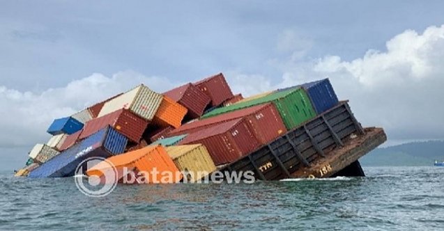 Konteyner mavnası yan yattı, 12 konteyner denize düştü (Video)