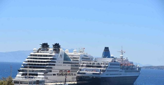 İki dev yolcu gemisi Bodrum'a geldi