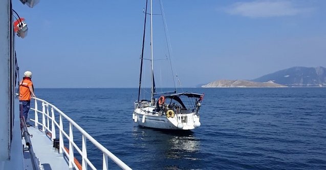 Makine arızası ile denizde sürüklenen tekne Marmara Adası Limanı&#039;na yanaştırıldı