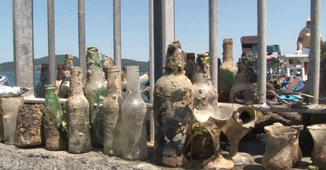 Denizin içine atılan çöpleri topladılar