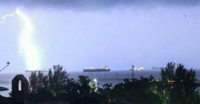 İstanbul&#039;da gemiye yıldırım isabet etti!