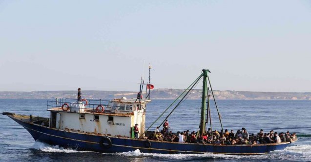 Balıkçı teknesinde 226 göçmenin yakalanma anları kameralara yansıdı