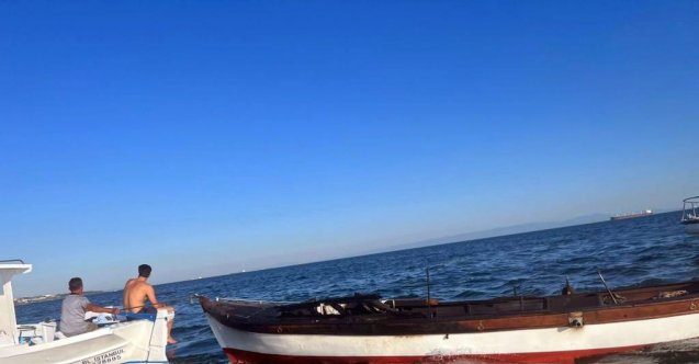 Küçükçekmece sahilde alev alan tekne jet ski ile söndürüldü